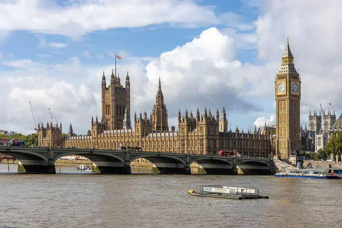 Le palais de Westminster et Elizabeth Tower de l’autre côté de la Tamise