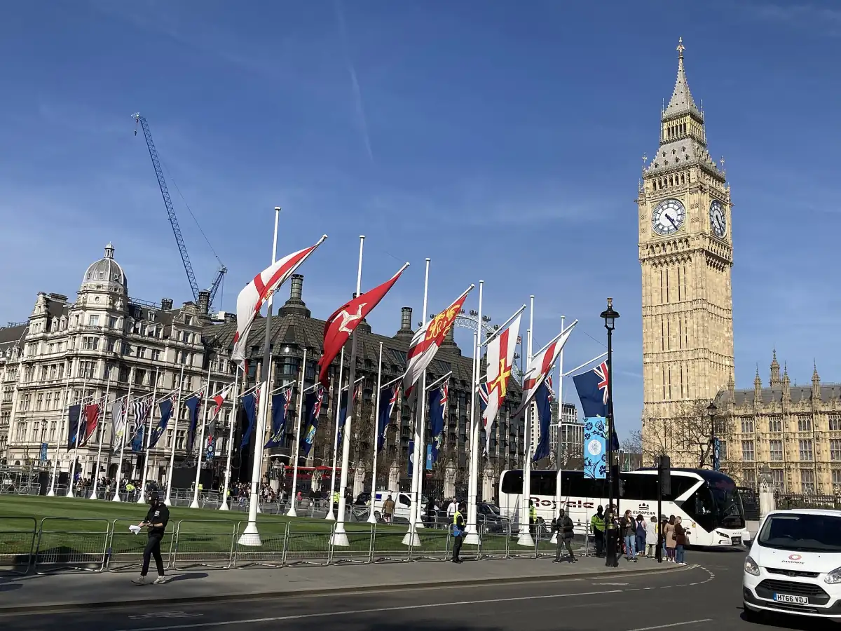 Parliament Square avec des drapeaux